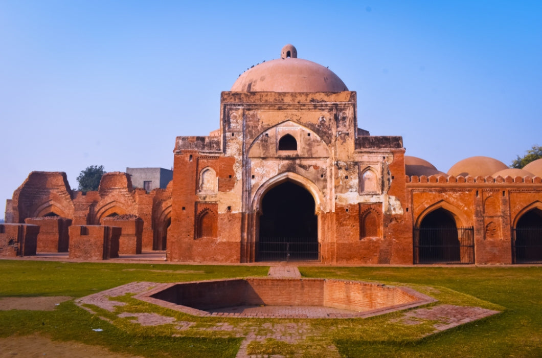 Landschapsfoto's-van-Kabuli-bagh-masjid-voorkant-met-aan-één-kant-beschadigde-grafkelder-en-muur-blauwe-lucht-en-groen-gras-Panipat-India.jpg